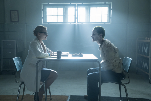 ファイル:Harleen Quinzel sits opposite The Joker.png