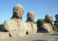 200px-SaddamHusseinBronzeskulpturen.jpg