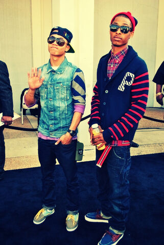 File:Boys-dope-fashion-glasses-guys-with-swag-Favim com-329764 large.jpg