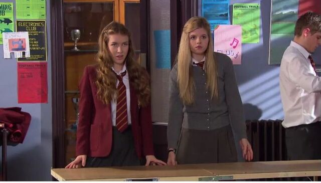 File:Amber and nina.jpg