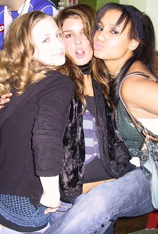 File:Shenae-with-Charlotte-and-Jasmine-shenae-grimes-1497128-600-889.jpg