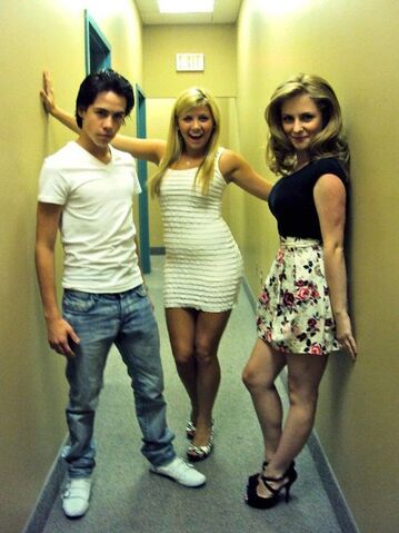 File:Munro, jessica and charlotte.jpg
