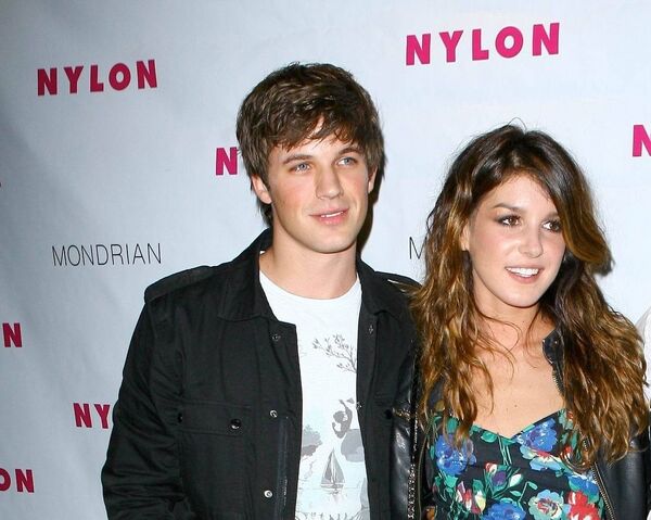 File:Shenae-Matt-3-shenae-grimes-and-matt-lanter-13906412-1242-992.jpg
