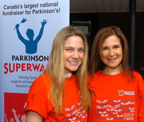 File:Dsc 6917lauren-collins-unveils-new-superwalk-for-parkinsons-look-2009.jpg