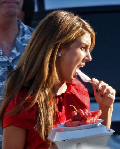 File:Shenae+Grimes+Cast+Set+90210+KUZTTKnBzy5l.jpg
