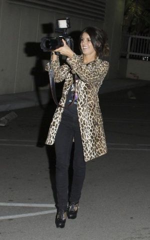 File:Shenae's taking pictures..png