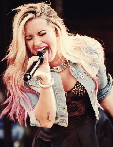 File:Demi-lovato-girl-long-hair-blonde-pink-beauty-tatto-fashion large.jpg