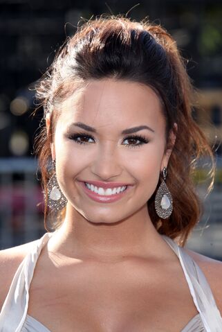 File:Demilovatolondon.jpg