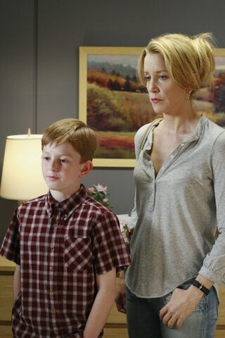 File:LynetteParker3x19.jpg
