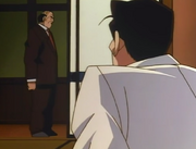 Mikami amenazando a Kogoro con no salir de la isla