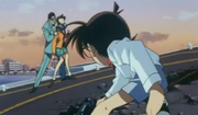 Conan cogiendo la pistola.png