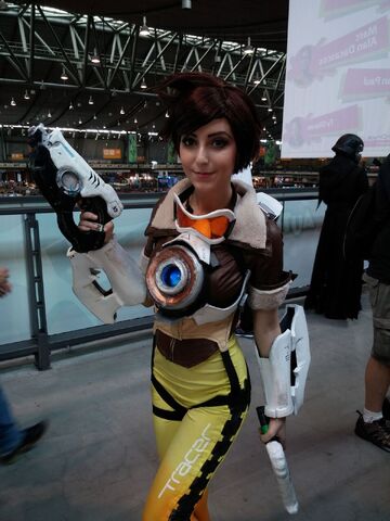 Datei:ComicCon Stuttgart Tracer.jpg