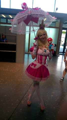 Datei:ComicCon Stuttgart Peach.jpg