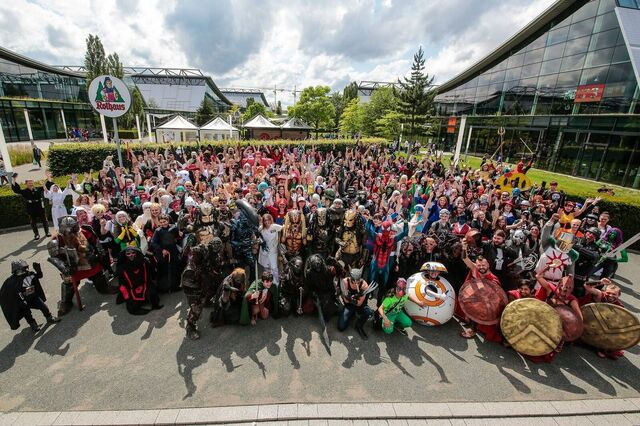Datei:ComicCon Stuttgart Gruppenfoto.jpg
