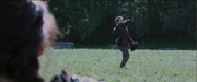 Clove wirft ein Messer nach Katniss