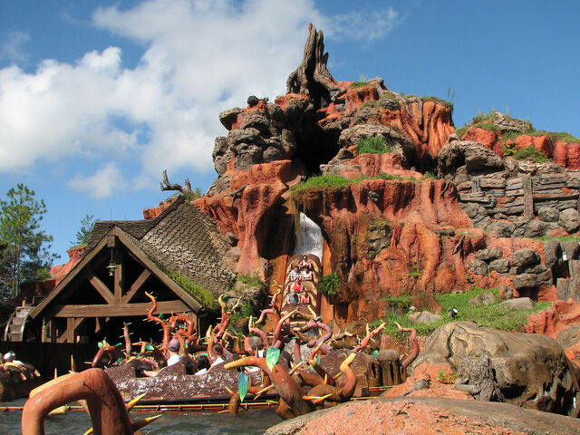 File:The coolest shot of Splash Mountain ever.jpg