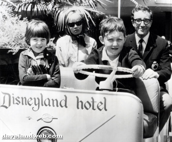 File:4 7 64 PeterSellers.jpg