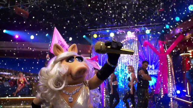 File:TheMuppets-S01E05-PiggyMicDrop.png