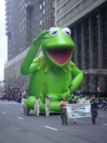 File:Kermitthefrogballoon-Philly.jpg