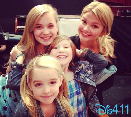 File:Anderson and 3 blondes.jpg