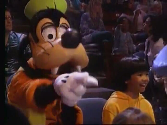 File:GoofyandChristianBuenaventurainLet'sGototheCircus.jpg