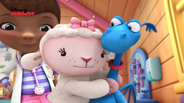 File:Lambie hugging stuffy.jpg