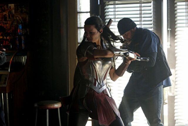 File:Jaimie-alexander-agents-of-s.h.i.e.l.d.-tv-series-s01e15-yes-man-stills 29.jpg