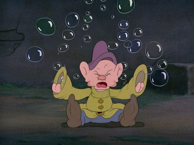 File:Hidden-Mickey-Snow-White.jpeg