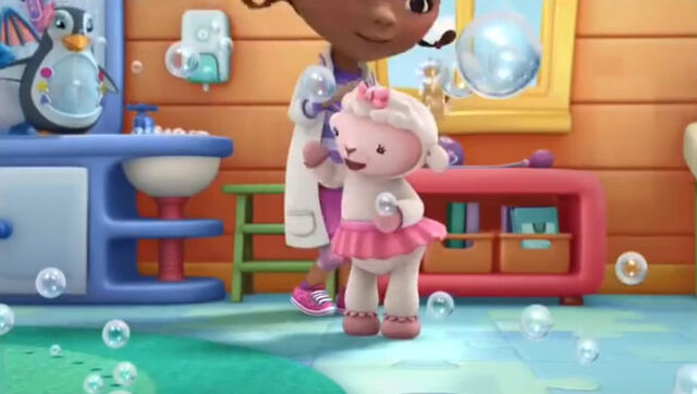 File:Lambie singing and dancing.jpg
