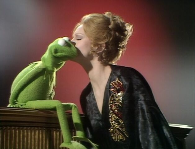 File:830px-Juliet kisses Kermit.jpg