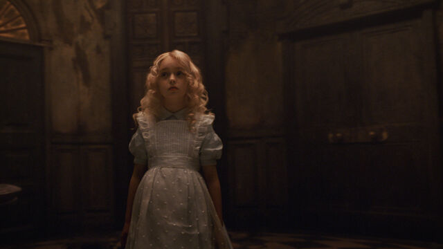 File:Tim Burtons Alice in Wonderland 24.jpg