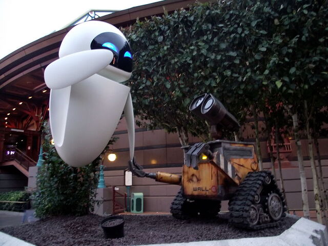 File:Wall-e and eve Discoveryland DLRP.jpg