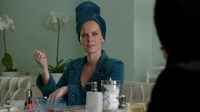 File:Once Upon a Time - 6x05 - Street Rats - Zelena in Spa.jpg
