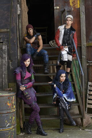 File:Cast of Descendants.jpg