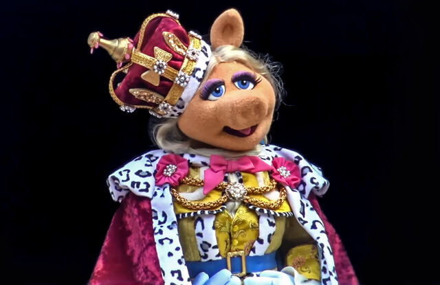File:Piggy King George.jpg