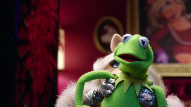 File:TheMuppets-S01E05-PiggyPuppeteeringKermit.png
