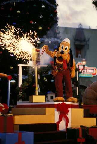 File:Pluto wdw christmas 1980s.jpg