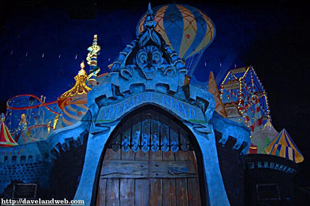 File:Pleasureislandgates.jpg