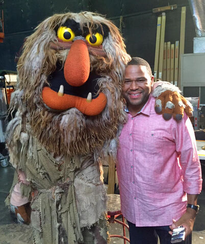 File:Anthony Anderson with Sweetums.jpg
