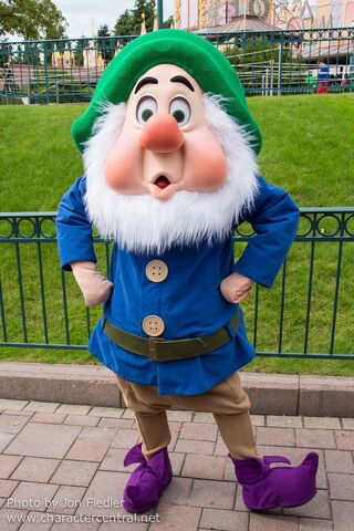File:SneezyHKDL.jpg
