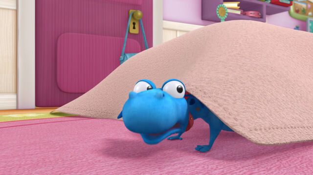 File:Stuffy under the blanket.jpg