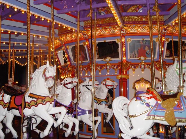 File:Carrousel.jpg
