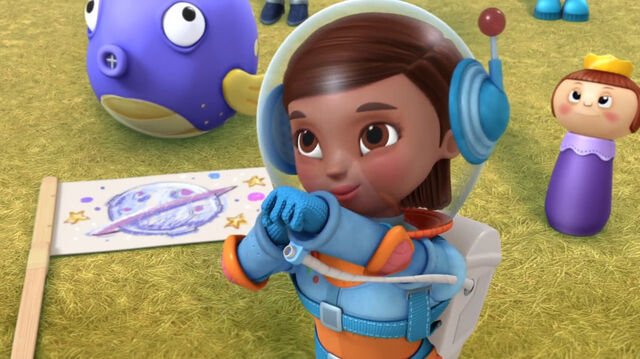 File:Luna shoots.jpg