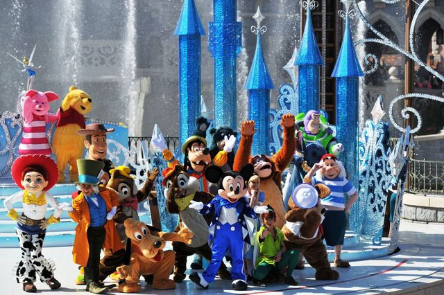 File:Mickey presents Happy Anniversary Disneyland Paris.jpg