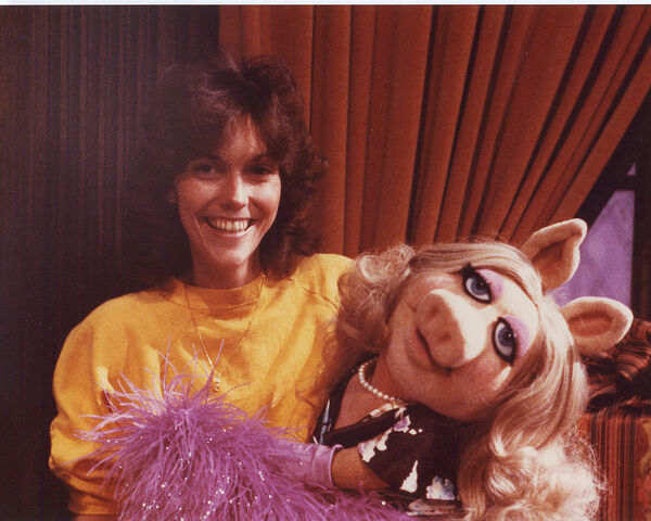 File:KarenCarpenter-MissPiggy-ABC-TV.jpg