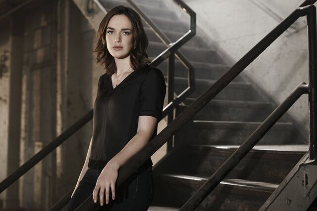 File:Simmons Season 3.jpg