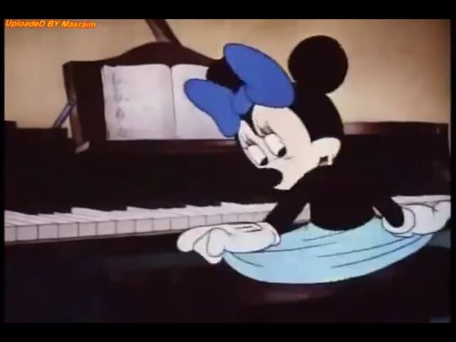 File:Minnie holds her skirt.jpg
