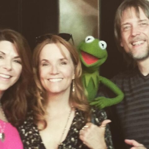 File:Amy Pietz, Lea Thompson, Kermit, Steve Whitmire.jpg