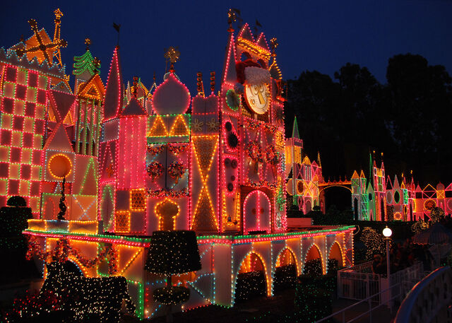 File:Disneyland Christmas.jpg