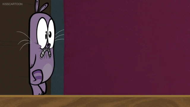 File:Nuzzlet against shelves.jpg